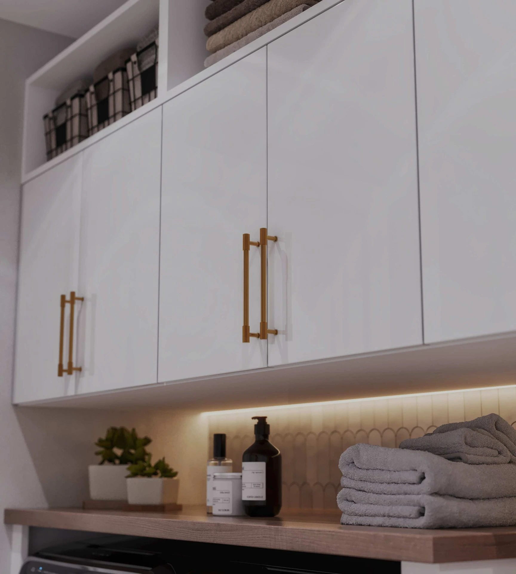 Highgloss White Kitchen Uppers with handles