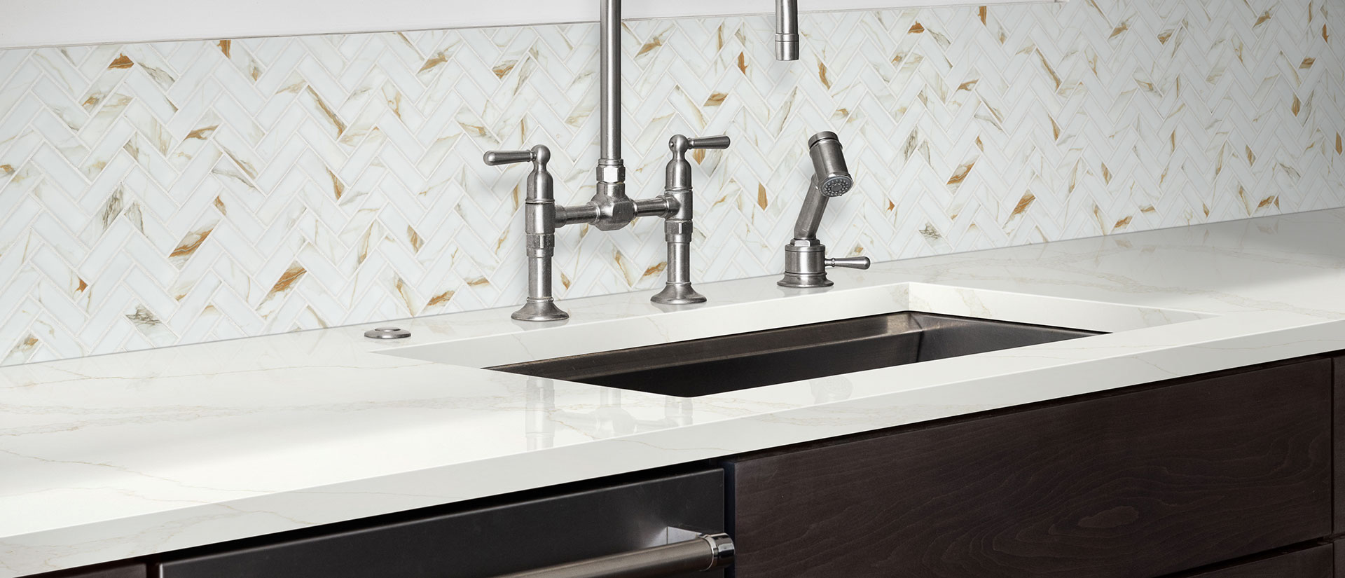 Close view of Calacatta Elysio quartz in kitchen