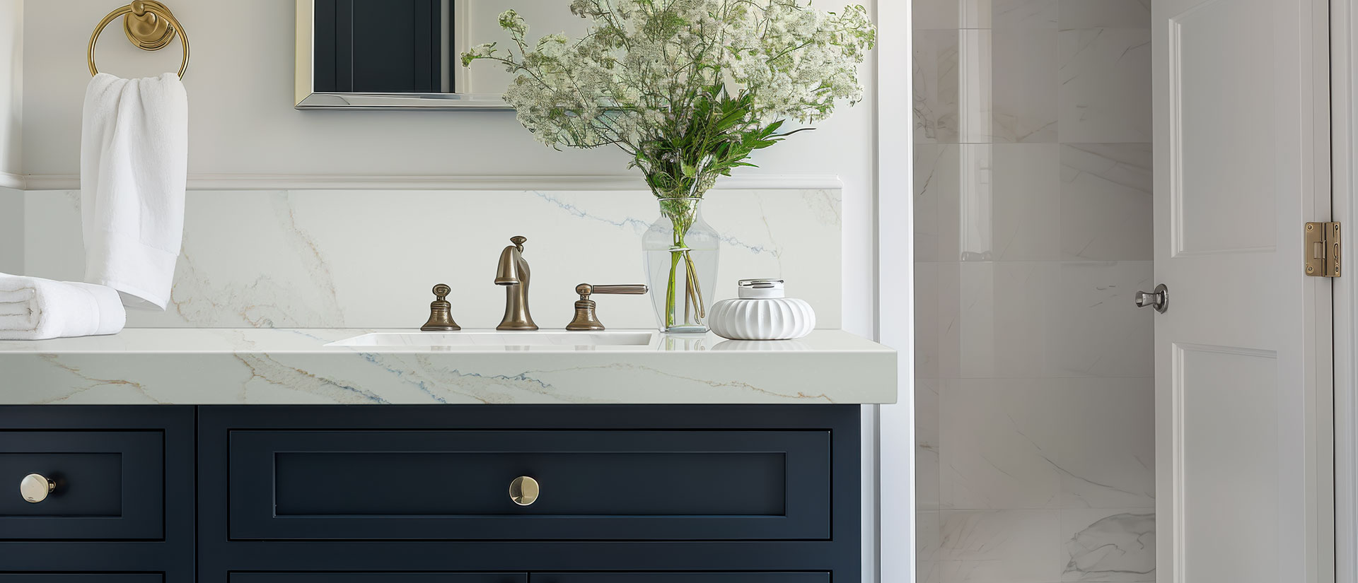 Bathroom with Calacatta Safyra quartz vanity