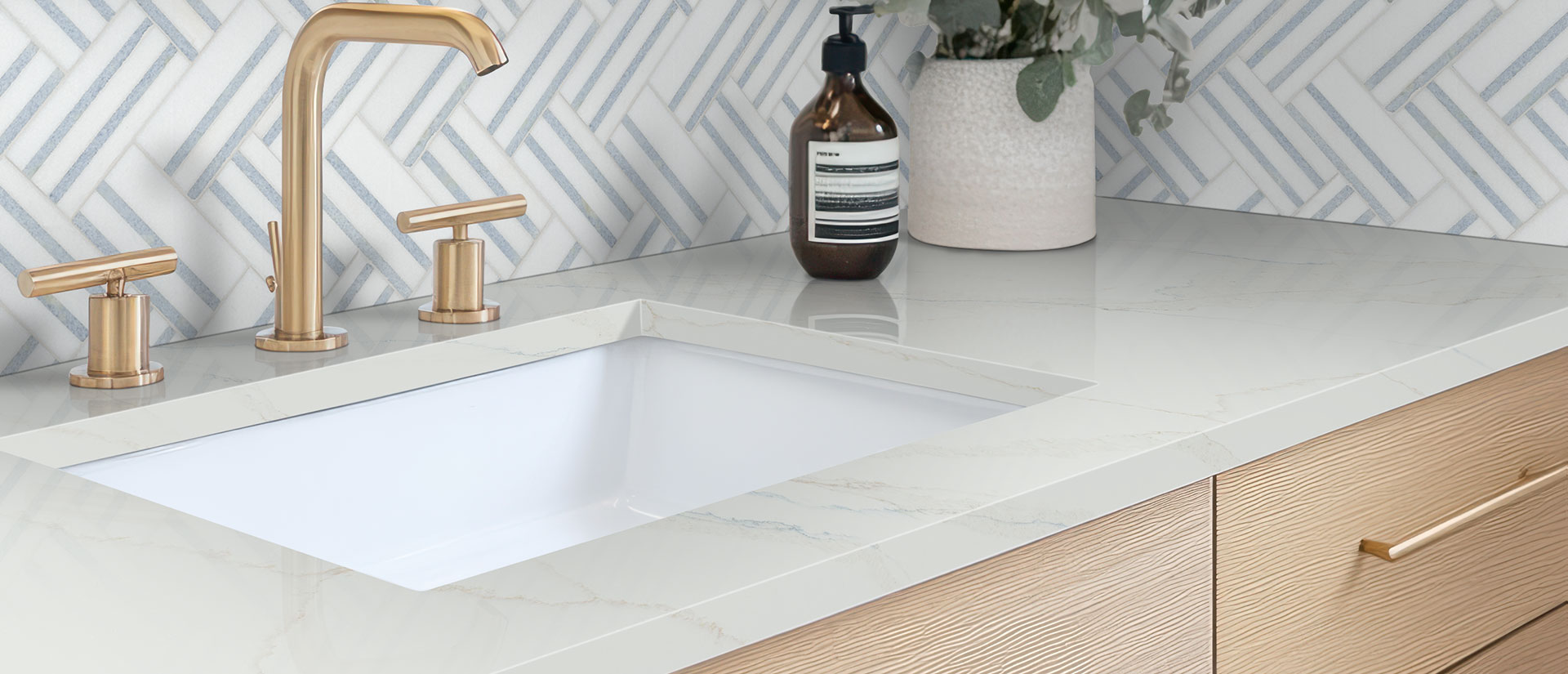 Bathroom with Calacatta Safyra quartz surfaces